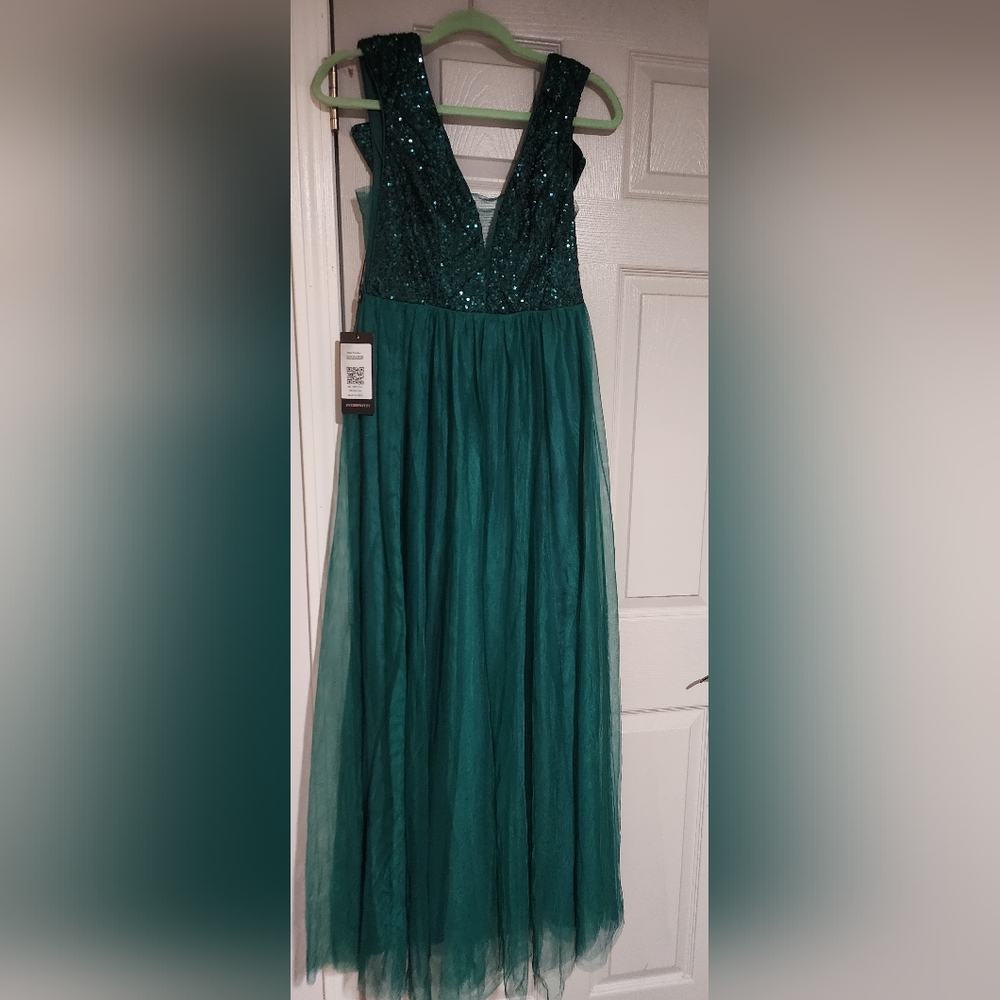 New never worn. Still has a tag.